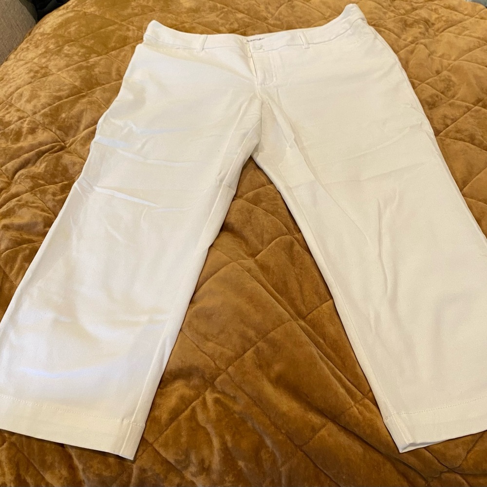 Cute White crop pants.